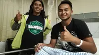 Kondisi Dimas Galih Pratama membaik pasca pingsan sesaat setelah partai Persebaya vs Madiun Putra (20/4/2017). (Bola.com/Fahrizal Arnas)