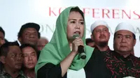 Putri Gus Dur, Yenny Wahid membacakan deklarasi dukungan saat konferensi pers Konsorsium Kader Gus Dur di Jakarta, Rabu (26/9). Yenny mengatakan mereka mencari pemimpin yang tidak berjarak dengan masyarakat dan mau bekerja. (Liputan6.com/Herman Zakharia)