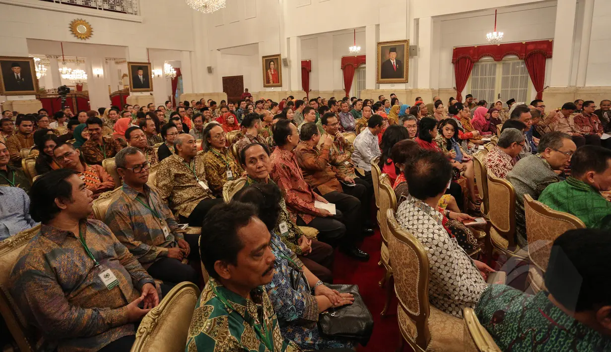 Sejumlah pengusaha saat menghadiri pembukaan Musyawarah Nasional VII Gabungan Pengusaha Jamu dan Obat Tradisional Indonesia (GP Jamu), di Istana Negara, Jakarta, Senin (25/5/2015). (Liputan6.com/Faizal Fanani)