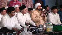 Habib Syech Bin Abdul Qodir Assegaf yang memimpin prosesi MPR berzikiri, terlebih dahulu mengajak jamaah untuk menyanyikan lagu Indonesia Raya.