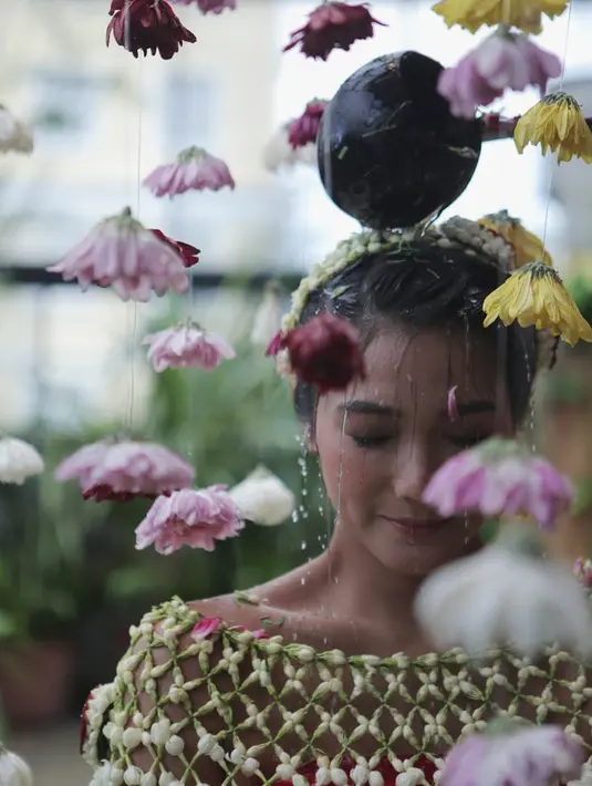Kamis (1/2/2018), Dominique merayakan prosesi adat Jawa Mitoni dan tampak berjalan dengan lancar. Terlihat dari foto-foto yang diunggahnya, Dominique tampak sangat cantik dan anggun. (Instagram/dominiquediyose)
