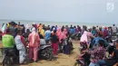 Warga berkerumun menantikan evakuasi pesawat Lion Air JT 610 di Pantai Pakis Jaya, Karawang, Jawa Barat, Senin (29/10). Lion Air JT 610 hilang kontak usai lepas landas dari Bandara Soetta saat menuju Pangkalpinang. (Liputan6.com/Herman Zakharia)