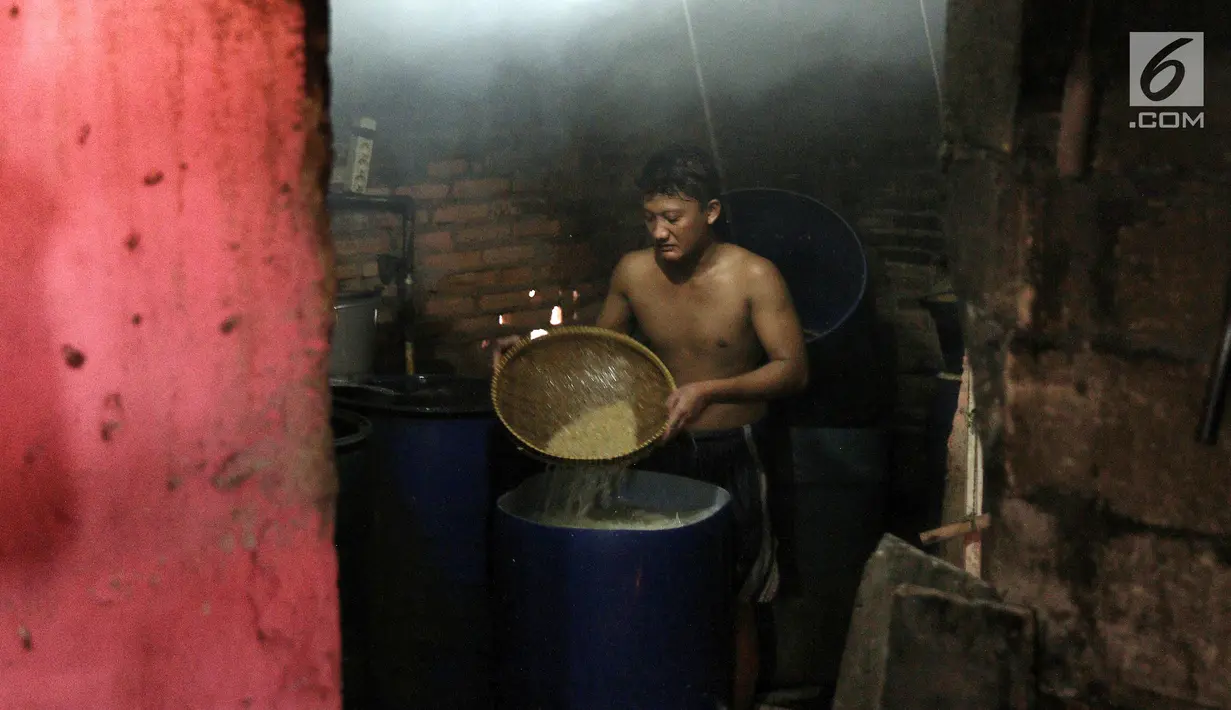Pekerja mencuci kedelai untuk membuat tempe, Kemayoran, Jakarta, Kamis (6/9). Harga bahan baku kedelai untuk produksi tempe meningkat dari Rp 6.500 menjadi Rp 7.700 pascanilai tukar dolar mengalami kenaikan terhadap rupiah. (Liputan6.com/Herman Zakharia)