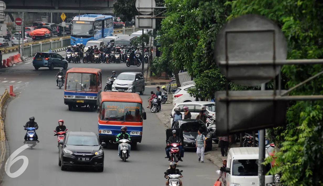 Angkutan umum melintas di Jalan Mampang Prapatan Raya, Jakarta, Kamis (6/10). Pemprov DKI Jakarta akan segera mengganti angkutan umum reguler seperti Kopami, Kopaja, Koantas Bima dan Metromini dengan bus tipe lower deck. (Liputan6.com/Helmi Fithriansyah)