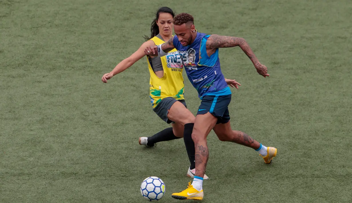 Aksi bintang sepak bola Brasil, Neymar (kanan) saat tampil dalam turnamen untuk badan amal Neymar Junior Project Institute di Praia Grande, Sao Paulo, Brasil, Sabtu (21/7). (Miguel SCHINCARIOL/AFP)