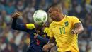 Aksi berebut bola antara pemain Brasil, Wallance (kanan) dengan pemain Kolombia, Jefferson Lerma di Perempat Final Sepakbola Olimpiade Rio 2016, Sabtu (13/8). Brasil menang dengan skor 2-0. (REUTERS / Paulo Whitaker)