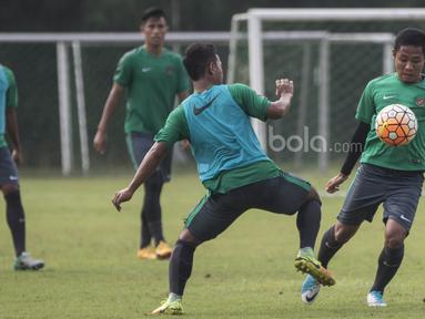 Pemain Timnas Indonesia U-22, Evan Dimas, berusaha melewati rekannya Gian Zola saat latihan di Lapangan SPH Karawaci, Tangerang, Minggu (7/5/2017). (Bola.com/Vitalis Yogi Trisna)