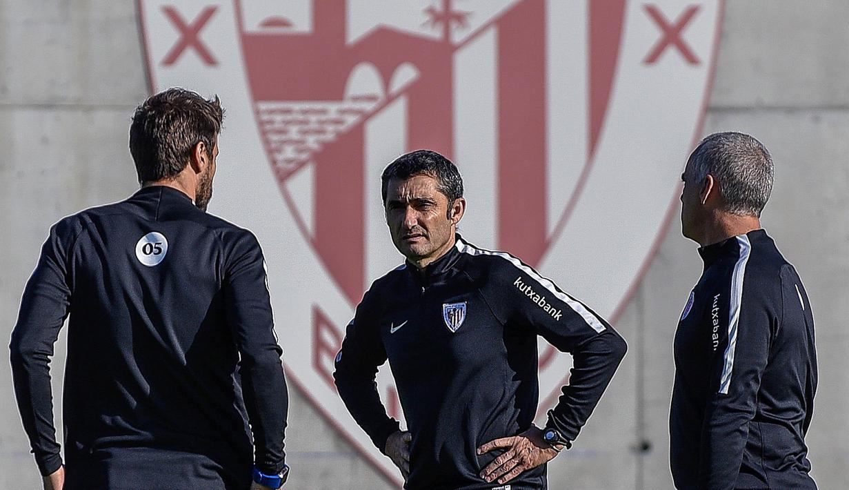 Pelatih Athletic, Ernesto Valverde, berdiskusi dengan assistennya saat latihan jelang laga Liga Europa melawan Genk di Lezama, Selasa (1/11/2016). Valverde ditunjuk sebagai pelatih Barcelona menggantikan Luis Enrique. (EPA/Miguel Tona)