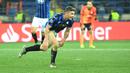 Pemain Atalanta Robin Gosens merayakan golnya ke gawang Shakhtar Donetsk pada pertandingan Grup C Liga Champions di Kharkiv, Ukraina, Rabu (11/12/2019). Atalanta sukses mengukir sejarah untuk pertama kalinya mampu lolos ke babak 16 besar Liga Champions. (Sergei SUPINSKY/AFP)