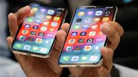 IPhone XS (kiri) dan XS Max diperlihatkan saat peluncuran produk baru Apple di California (12/9). iPhone XS dan XS Max tersedia tiga warna (gold, silver, abu-abu) dan tiga konfigurasi memori (64GB, 256GB, dan 512GB). (AP Photo/Marcio Jose Sanchez)