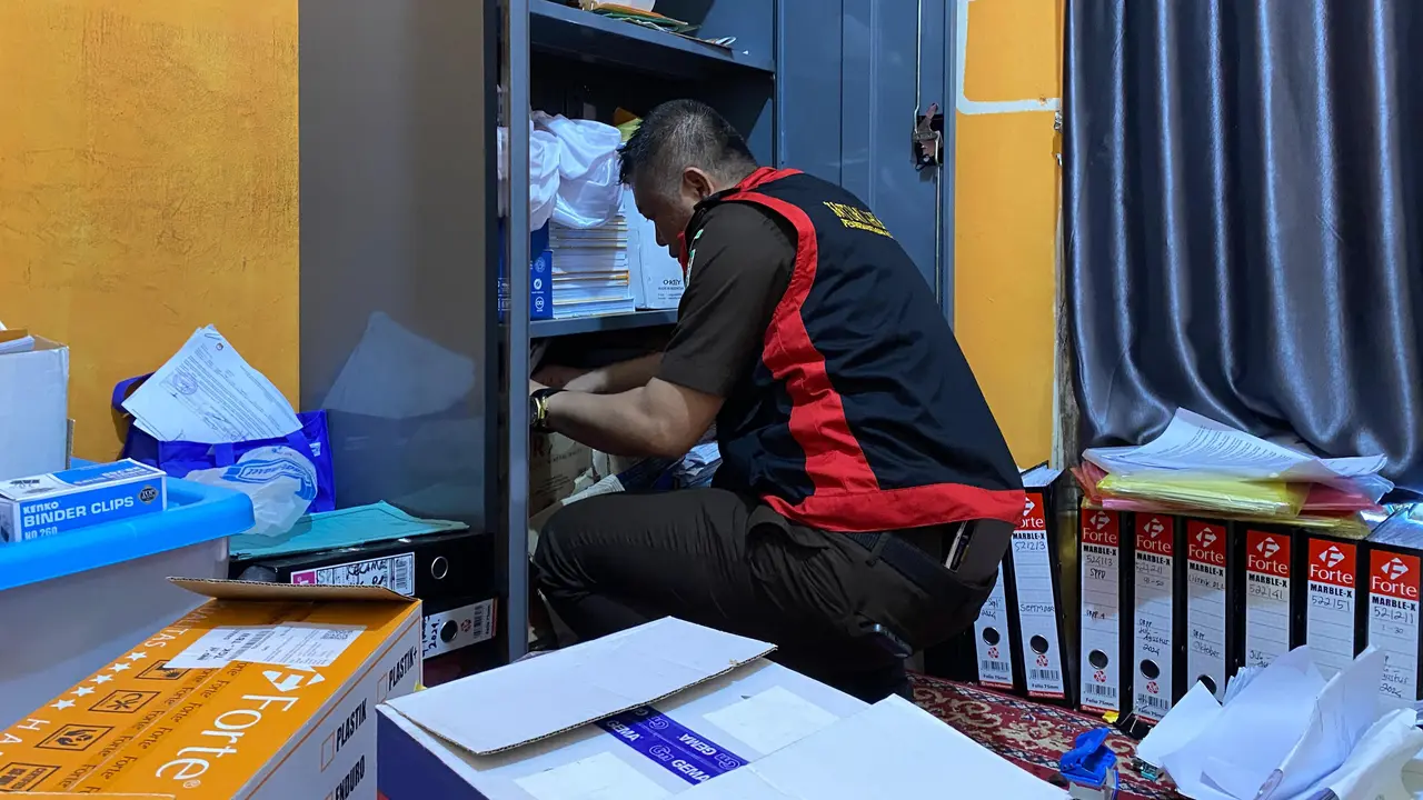 Penggeledahan Kantor Bawaslu Mesuji oleh Penyidik Kejari Mesuji soal dugaan korupsi dana hibah tahun 2023 dan 2024. Foto : (Istimewa).
