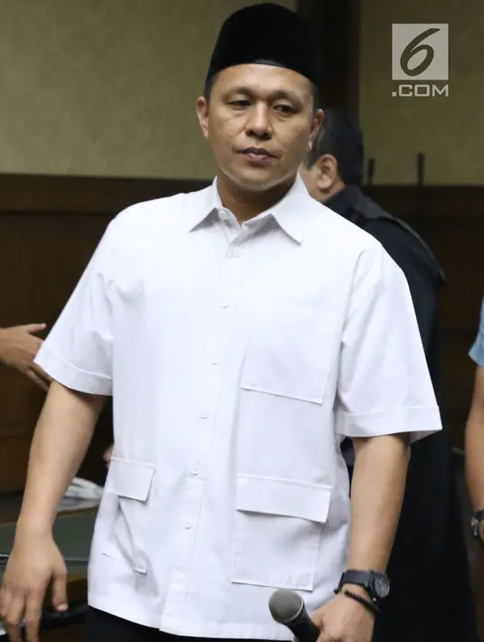 Bupati Lampung Tengah nonaktif, Mustafa usai menjalani sidang putusan di Pengadilan Tipikor, Jakarta, Senin (23/7). Mustafa dinyatakan bersalah dan dihukum tiga tahun penjara dan denda Rp 100 juta. (Liputan6.com/Helmi Fithriansyah)