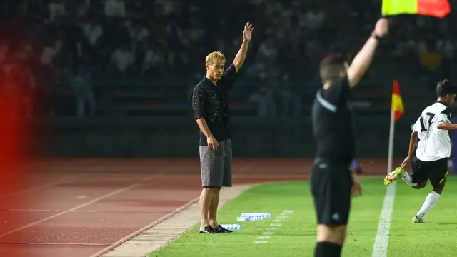 Gaya nyentrik Direktur Teknik Timnas Kamboja U-22, Keisuke Honda, di SEA Games 2023.