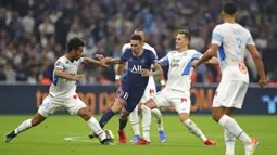 Pemain Paris Saint-Germain Angel Di Maria (tengah), menghadapi pertahanan Marseille pada pertandingan Liga Satu Prancis di Marseille, Prancis, Minggu (24/10/2021). Pertandingan berakhir dengan skor 0-0. (AP Photo/Daniel Cole)