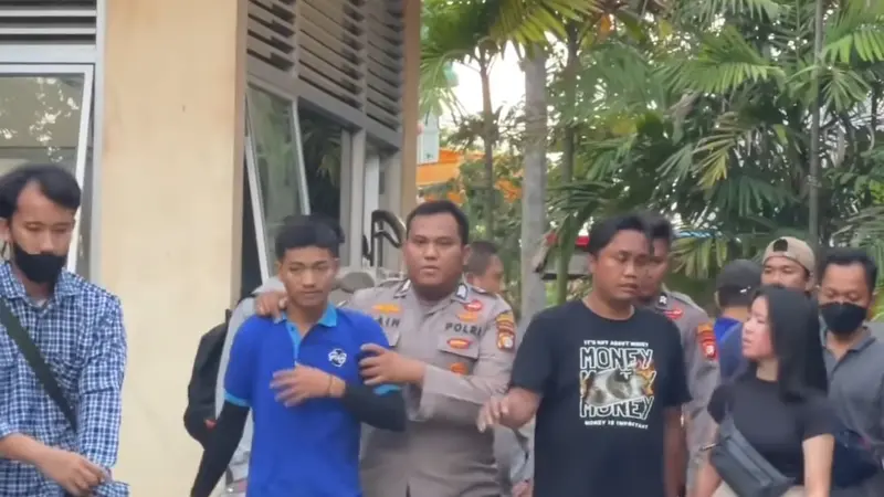 Pelaku pelecehan seksual di Atlantis Ancol digiring polisi. (Foto: Instagram)