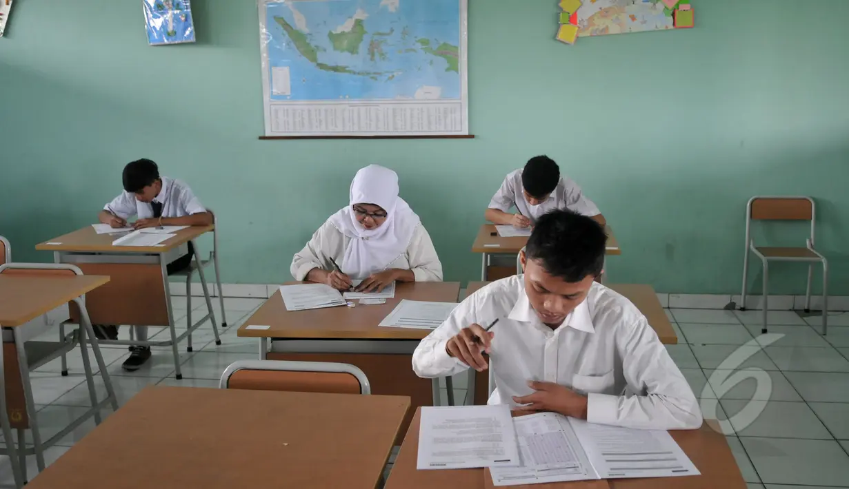 Suasana Ujian Nasional (UN) kesetaraan paket B di SMPN 80 Jakarta, Senin (4/5/2015). Sebanyak 378 peserta, termasuk peserta berusia lanjut mengikuti UN di hari pertama tersebut. (Liputan6.com/Johan Tallo)