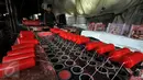 Lilin dikeluarkan dari mesin cetak, Kampung Melayu, Teluk Naga, Tangerang, Sabtu (23/1/2016). Pemesanan lilin menjelang Imlek naik hingga 4x lipat dari hari-hari biasa. (Liputan6.com/Johan Tallo)