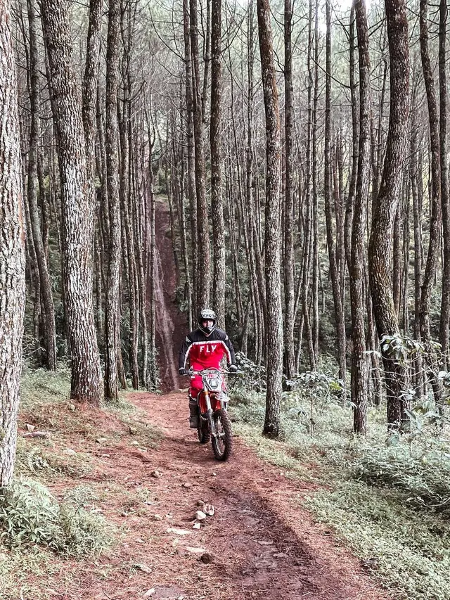 7 Potret Ammar Zoni Main Trail di Perbukitan Ini Menantang