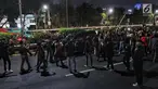 Mahasiswa dari berbagai kampus se Jabdetabek berunjuk rasa menutup jalan tol dalam kota di depan Gedung DPR/MPR, Jakarta, Senin (23/9/2019). Mereka menolak pengesahan RUU KUHP dan revisi UU KPK. (Liputan6.com/JohanTallo)