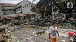 Seorang anak berada di Pasar Kambing usai terbakar di Jalan Sabeni RT 1 RW 12, Kebon Melati, Tanah Abang, Jakarta, Jumat (9/4/2021). Kebakaran di Pasar Kambing telah menghanguskan 136 lapak dan 40 kios.(Liputan6.com/Faizal Fanani)