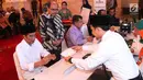 Presiden Joko Widodo menerima bukti setor zakat di Istana Negara, Jakarta, Rabu (14/6). Dari tanda bukti tersebut, terlihat nominal zakat yang dibayarkan Jokowi, yakni Rp 45.000.000. (Liputan6.com/Angga Yuniar)