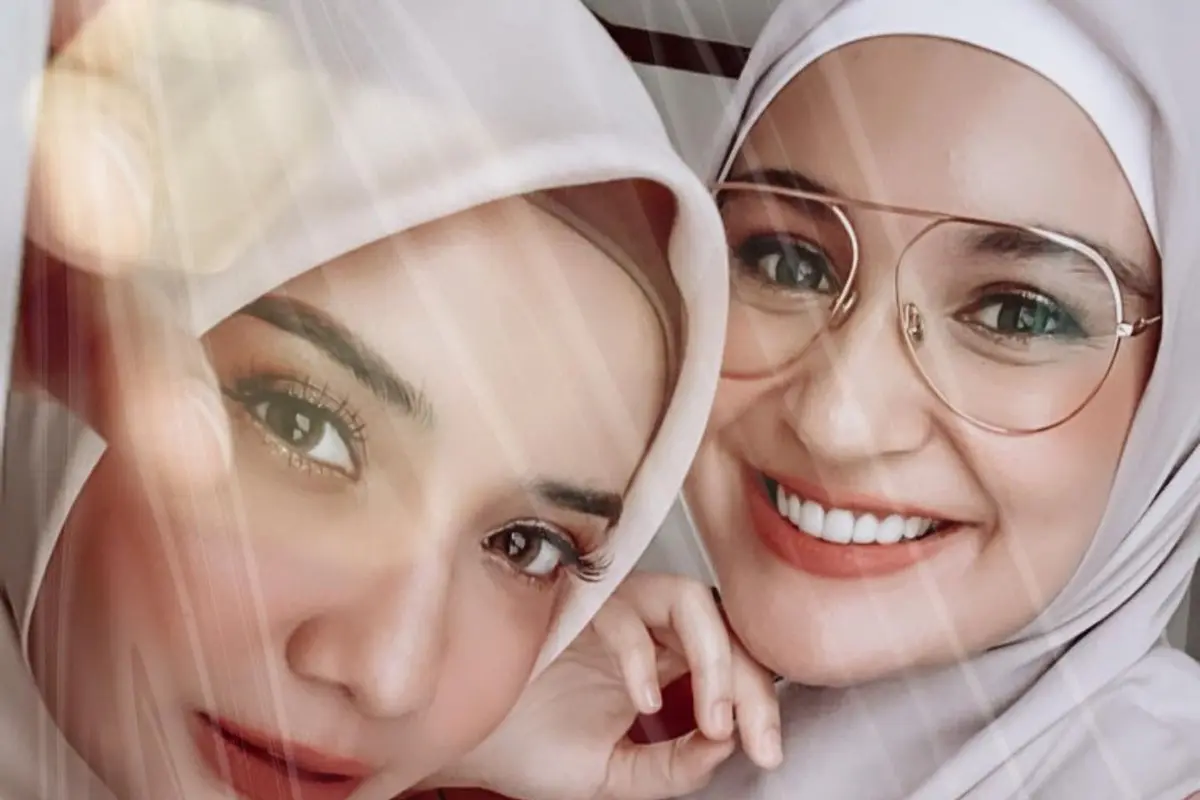 7 Gaya Zaskia dan Shireen Sungkar Pakai Baju Kembar, Kompak Banget