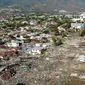 Pandangan udara memperlihatkan sejumlah bangunan rusak usai dilanda gempa dan tsunami Palu, Sulawesi Tengah, Senin (1/10). Gempa berkekuatan 7,4 Magnitudo disusul tsunami melanda Palu dan Donggala pada 28 September 2018. (JEWEL SAMAD/AFP)