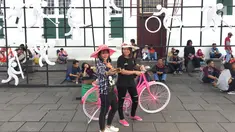 Pengunjung berswafoto di kawasan Kota Tua, Jakarta, Jumat (16/2). Objek wisata sejarah Kota Tua menjadi salah satu tujuan warga Jakarta dan sekitarnya untuk mengisi libur Tahun baru Imlek 2018. (Liputan6.com/Immanuel Antonius)
