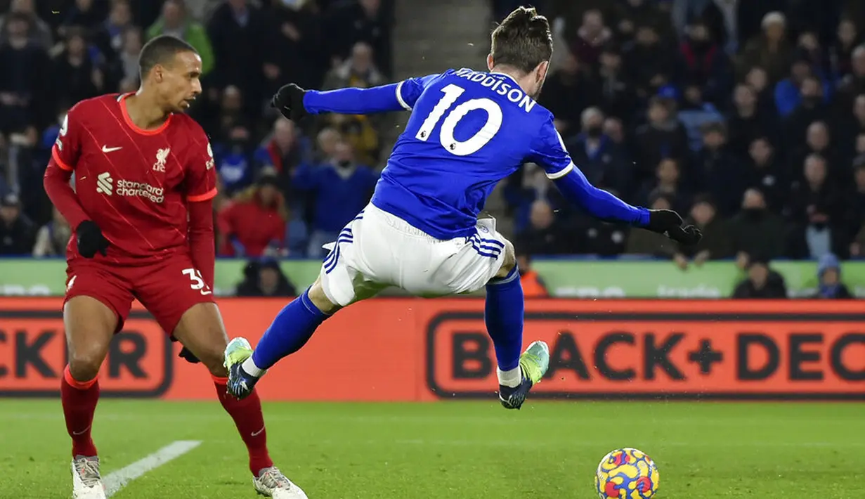 Pemain Leicester City James Maddison (kanan) menendang bola melawan Liverpool pada pertandingan sepak bola Liga Inggris di Stadion King Power, Leicester, Inggris, 28 Desember 2021. Leicester City menang 1-0. (AP Photo/Rui Vieira)