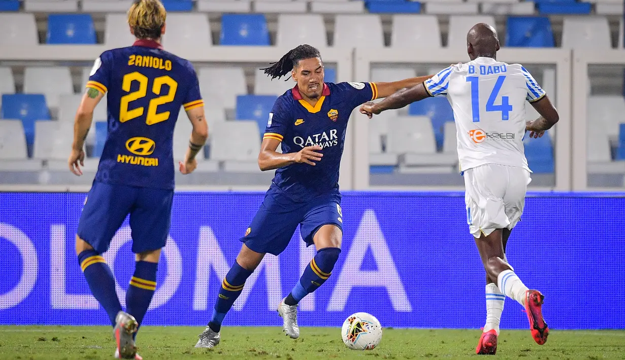 Bek AS Roma, Chris Smalling berusaha menembak bola dari kawalan pemain SPAL, Bryan Dabo pada pertandingan lanjutan Liga Serie A Italia di stadion Paolo Mazza di Ferrara, Italia, Rabu, (22/7/2020). Roma menang telak 6-1 atas SPAL. (Fabio Rossi/LaPresse via AP)