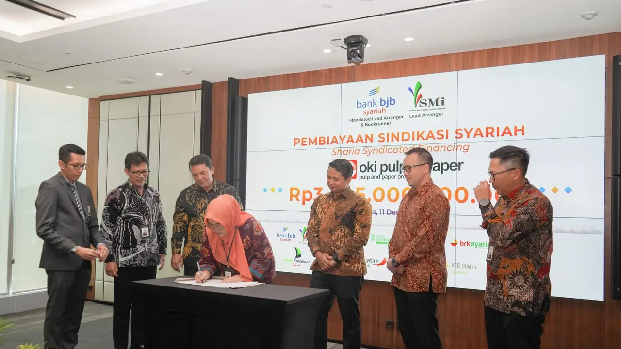 Bank bjb syariah bersama 12 lembaga keuangan syariah lainnya memimpin sindikasi permodalan syariah kepada perusahaan pengolahan PT OKI Pulp & Paper Mills (OKI). (Foto: Istimewa/Jayadi Supriyadin)