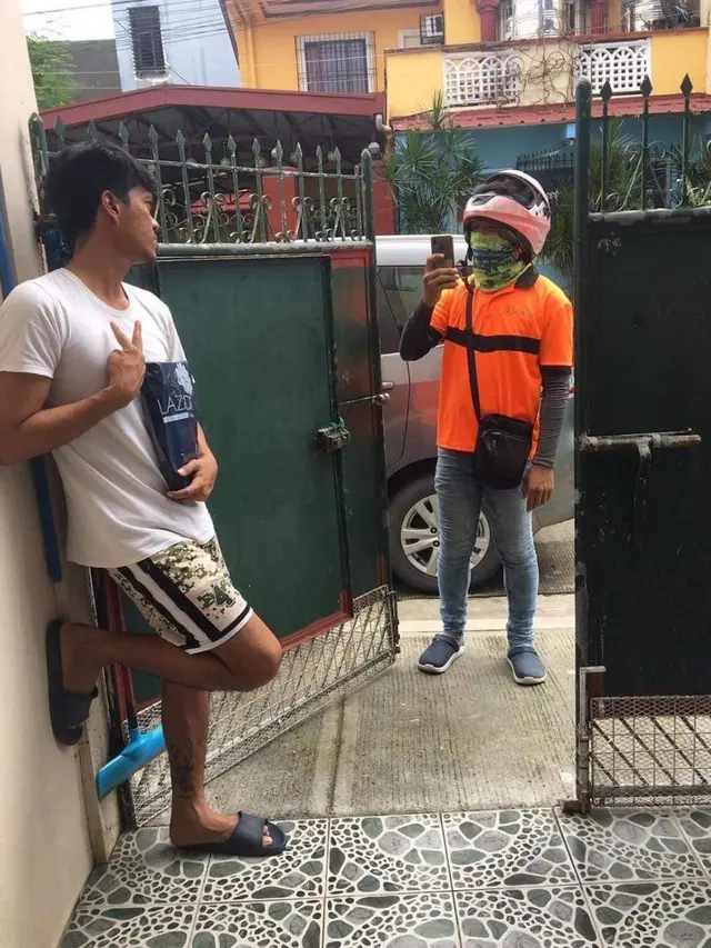6 Gaya Nyeleneh Bapak-Bapak Berpose Terima Paket Ini Bikin Ngakak