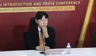 Shin Tae-yong saat diperkenalkan sebagai pelatih kepala Persija yang baru di Jakarta International Stadium, Senin (8/6/2026) siang WIB. (Bola.com/M Iqbal Ichsan)