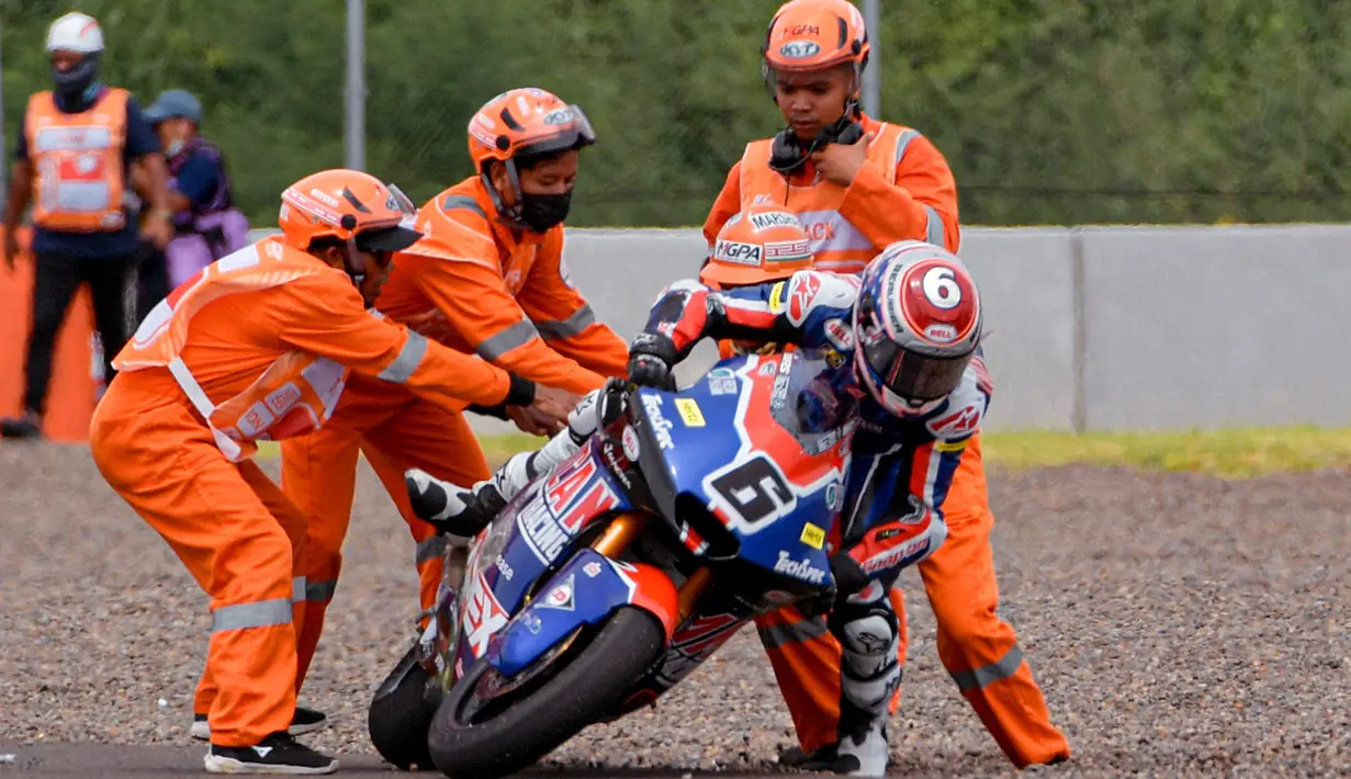 Para marshal dikatakan sangat cakap dan cekatan dalam melakukan pekerjaannya serta menunjukkan peningkatan kemampuan pesat sejak pertama dipekerjakan untuk MotoGP Mandalika. (AFP/Bay Ismoyo)