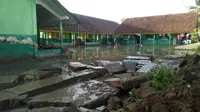 Nampak rendaman air dan material lumpur masih menggenangi halaman sekolah SDN Gunungsari 2 Tasikmalaya (Liputan6.com/Jayadi Supriadin)