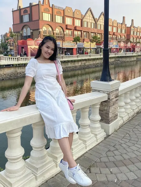 Kirana juga kerap tampil kasual feminim seperti mengenakan dress putih yang dipadu sneakers warna senada. . @kiranavelovoiceee