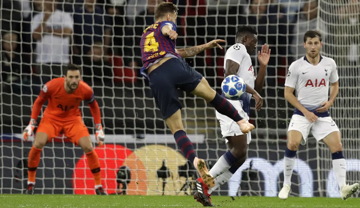 Gelandang Barcelona, Ivan Rakitic, melepaskan tendangan ke gawang Tottenham Hotspur pada laga Liga Champions di Stadion Wembley, Rabu (3/10/2018).  Barcelona menang 4-2 atas Tottenham Hotspur. (AP/Frank Augstein)