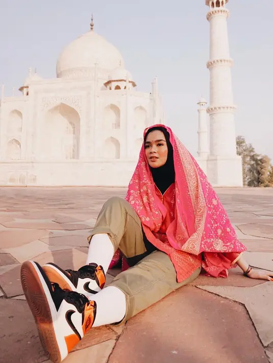 Nah, ini saat dirinya berada di India. Sambil mengenakan kain khas India, ditambah dengan sneakers andalannya, gayanya makin terlihat keren. (Liputan6.com/IG/@siviazizah)
