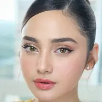 Lihat di sini tampilan flawless Syifa Hadju di pernikahan Al Ghazali dan Alyssa Daguise. [@ryan_ogilvy],