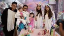 Keluarga Anang Hermansyah dan Ashanty tampil kompak saat merayakan ulang tahun Arsy. Mereka terlihat lucu saat mengenakan kostum My Little Pony. (Foto: instagram.com/ashanty_ash)