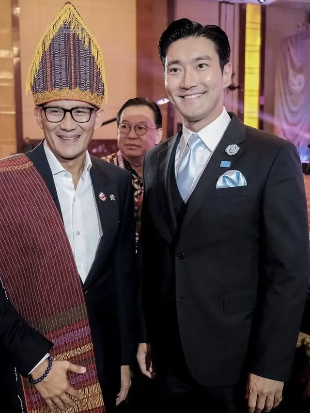Siwon Super Junior Rapi Kenakan Jas Hitam di KTT ASEAN 2023