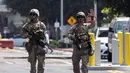 Marinir Amerika Serikat (AS) berjalan di tempat parkir Gedung Federal Wilshire di Los Angeles, California, pada 13 Juni 2025. (ETIENNE LAURENT/AFP)