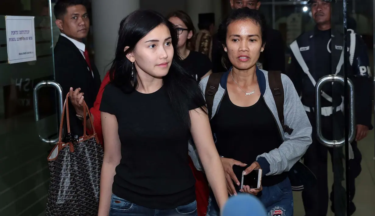 Mengingat saat ini Jupe sedang berjuang melawan rasa sakitnya, kabar hoax tentang dirinya yang meninggal dunia pun sering terjadi. Sebagai sahabat, Ayu berharap agar masyarakat tak mendoakan Jupe dengan yang tidak baik. (Deki Prayoga/Bintang.com)