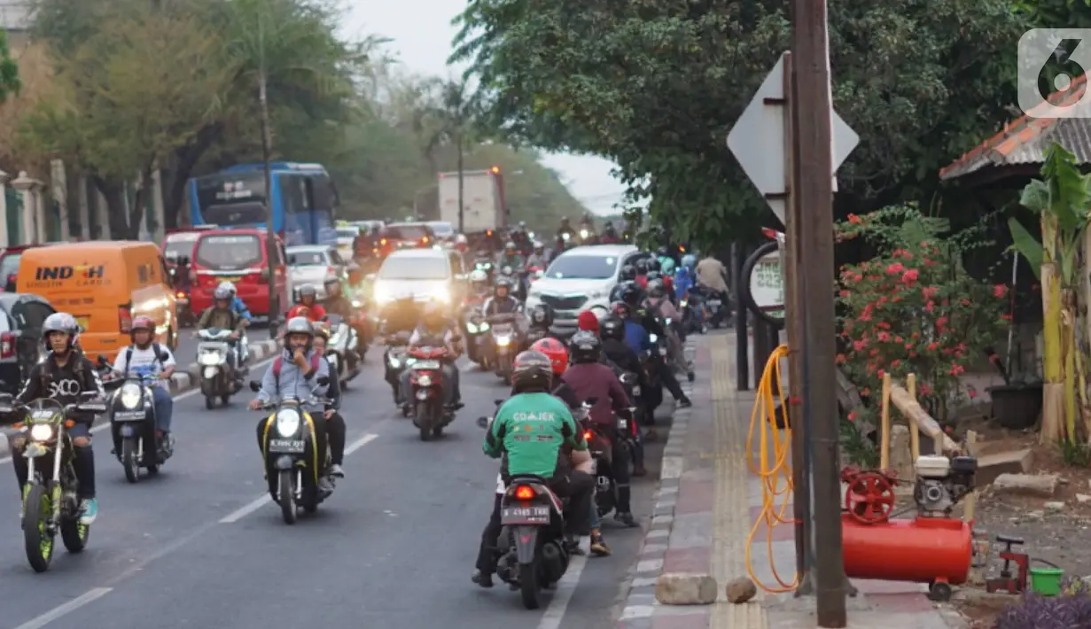 Pengendara motor melaju melawan arus lalu lintas arus di Jalan TB Simatupang, Pasar Rebo, Jakarta, Rabu (16/10/2019). Selain melanggar hukum, perilaku buruk pemotor untuk menghindari macet tersebut juga mengganggu kenyamanan pengguna jalan lain. (Liputan6.com/Immanuel Antonius)