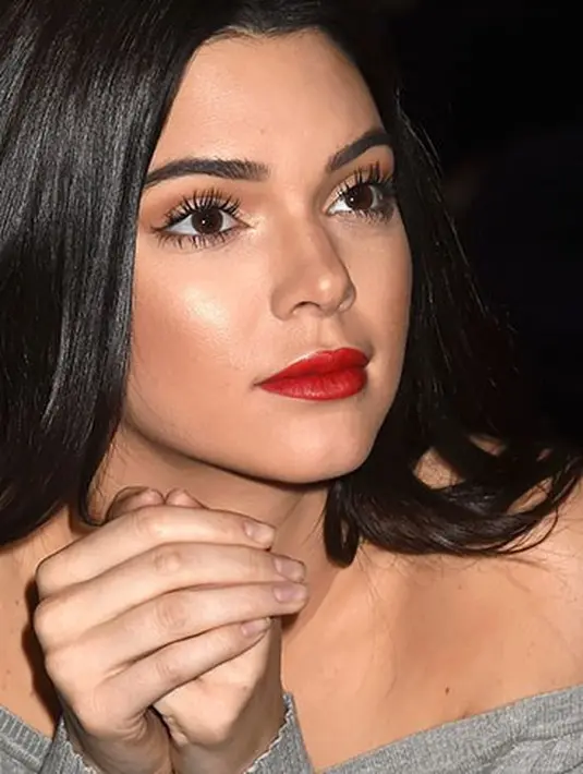 Saat dirinya menginjak usia remaja, Kendall sempat mengalami masalah dengan jerawat. Kendati demikian, ia pun belajar untuk menerima kulitnya. (odyssey)