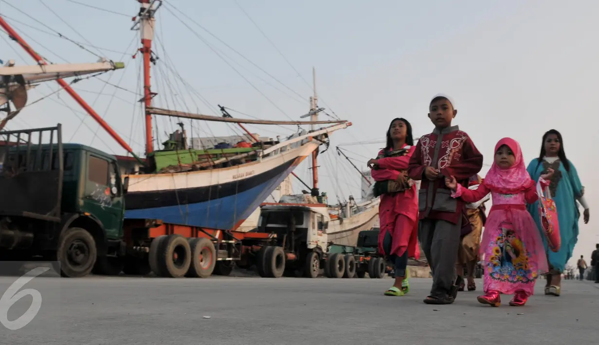 Anak-anak bersiap melaksanakan salat Idul Fitri di Pelabuhan Sunda Kelapa, Jakarta, Rabu (6/7). Umat muslim seluruh dunia merayakan Lebaran 1437 H setelah melaksanakan ibadah puasa selama satu bulan. (Liputan6.com/Johan Tallo)