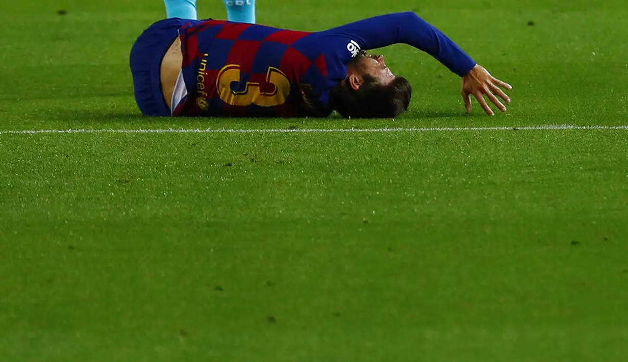 Bek Barcelona, Gerard Pique, mengalami cedera saat pertandingan melawan Leganes pada laga La Liga di Stadion Camp Nou, Selasa (16/6/2020). Barcelona menang 2-0 atas Leganes. (AP Photo/Joan Montfort)