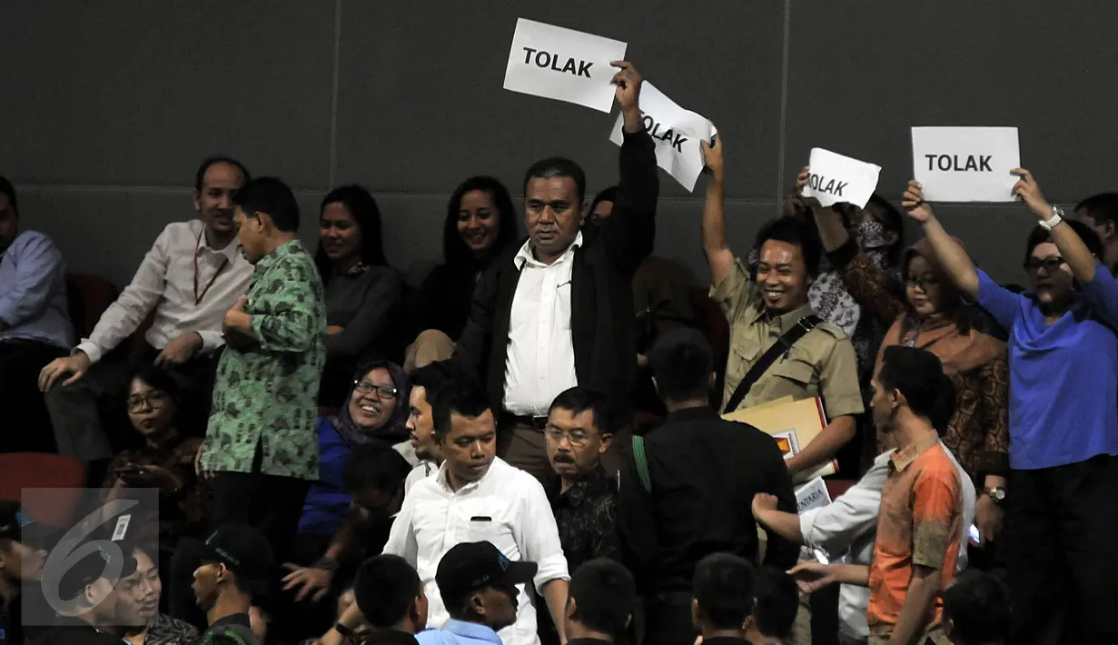 Staf Fraksi Partai Gerindra menolak terhadap RAPBN 2016 saat Rapat Paripurna Ke-9 di Kompleks Parlemen, Jakarta, Jumat (30/10/2015). Ada tiga hal agenda yang akan dibahas dalam Rapat Paripurna Ke-9 ini. (Liputan6.com/JohanTallo)