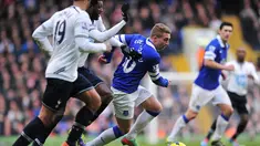 Striker Everton di hadang oleh Emmanuel Adebayor saat pertandingan sepak bola Liga Utama Inggris antara Tottenham Hotspur dan Everton di White Hart Lane di London, 9 Februari 2014. (AFP/Carl Court)