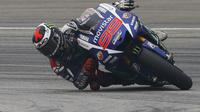 Pembalap Yamaha Jorge Lorenzo beraksi di lintasan balap selama sesi latihan bebas di Sirkuit Internasional Sepang, Malaysia, Sabtu  (24/10/2015). Meskipun sirkuit sedikit berkabut, Lorenzo tetap optimis untuk menang. (REUTERS/Olivia Harris)
